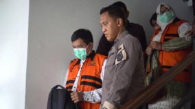 Rugikan Negara Rp 877.233.225,00, 2 Tersangka Korupsi Proyek Truk Sampah di DLH Sukabumi Ditahan Kejaksaan