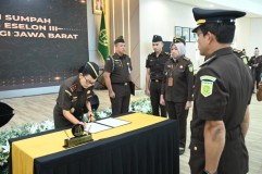 Lantik 13 Pejabat Eselon III Kejati Jabar, Kajati Pesan: Tanamkan Prinsip “Satu dan Tak Terpisahkan”