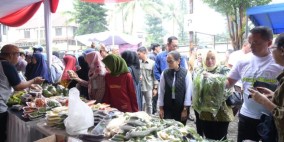 Sambut HUT RI dan Hari Lahir Kejaksaan RI ke-80, Kajati Jabar Buka Pasar Murah dan Bazar UMK di Bandung