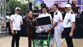 Hadiri Peparda Jabar di Bandung, Kajati Jabar Serahkan Bantuan Alat Olahraga kepada Atlet NPCI Jabar