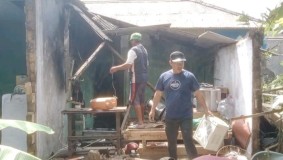 Rumah Roboh saat Ditinggal Shalat Jumat, Kades dan Istri di Jampangkulon Sukabumi Selamat