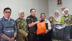 Hadirkan Kejaksaan di Tengah Masyarakat, Kejati Jabar Laksanakan Bakti Sosial di Lokasi Bencana Cisarua KBB