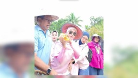 Kunker ke Desa Tongkoseng Tontonunu, Bupati dan Ketua PKK Kabupaten Bombana Panen Ikan Bersama Warga 