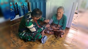 Peduli Kesehatan Warga Perbatasan, Yonarmed 13/Nanggala/1/1 Kostrad Gelar Pengobatan Gratis dari Rumah ke Rumah Warga Desa Badau Kapuas Hulu Kalbar