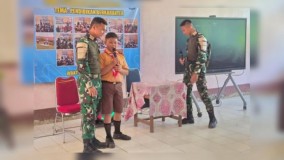 Peduli Generasi Muda Perbatasan, Personel Pos Kout Satgas Pamtas Yonarmed 13/Nanggala/1/1 Kostrad Jadi Gadik Materi Wasbang dan Pramuka bagi Pelajar SMPN 1 Ketungau Hulu Sintang Kalbar