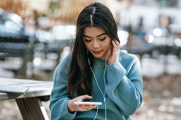 Hati-Hati, Kebiasaan Pakai Headset atau Earphone saat Tidur, Picu 4 Risiko Ini