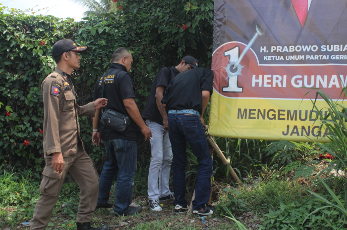 Imbauan tak Dihiraukan, Bawaslu Kota Sukabumi Copot Paksa Baliho Langgar Aturan