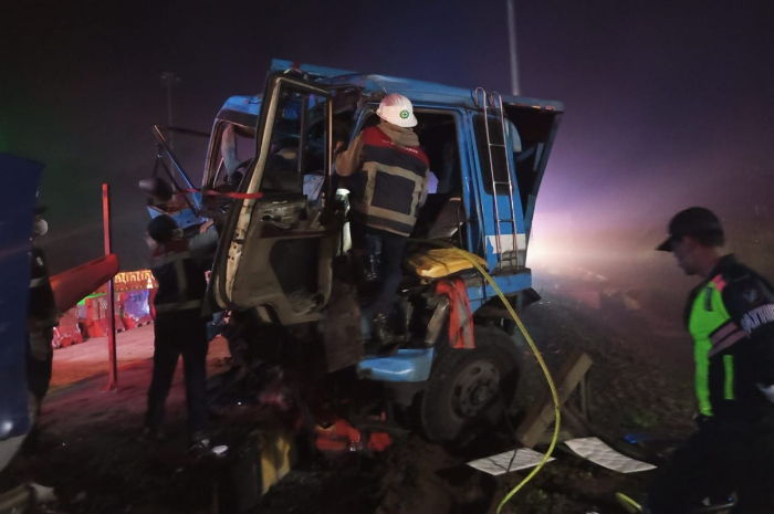 Truk Tronton Seruduk Gerbang Exit Tol Bocimi, Sopir dan Penumpang Tewas di Tempat
