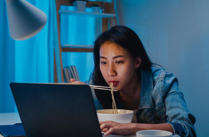 Sayangi Tubuhmu, Ketahui Dampak Negatif Terlalu Sering Makan Larut Malam