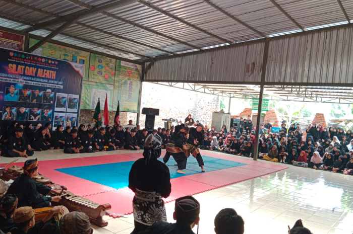 Pesilat Mancanegara Kepincut Penampilan Pencak Silat di Ponpes Dzikir Al-Fath Sukabumi