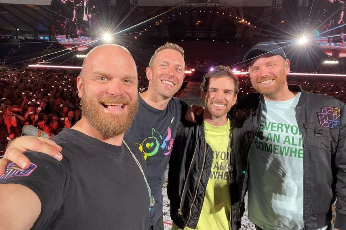 Seusai Gelar Konser di Indonesia, Coldplay Sumbang Kapal Pembersih Sampah di Sungai Cisadane