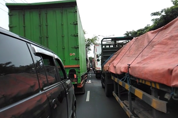 Horor! Macet Parah di Jalan Pantura Rembang-Pati, Bikin Kendaraan Gak Bisa Jalan