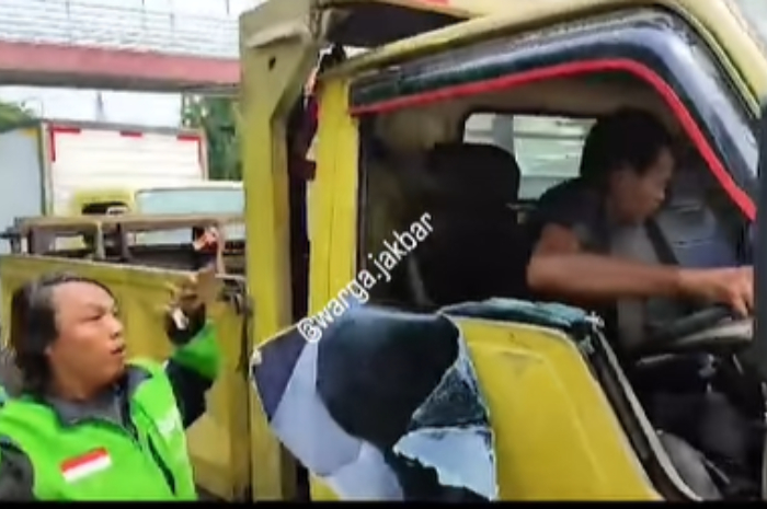 Gegara Ditabrak Truk, Penumpang Ojol Cekcok dan Ngamuk hingga Pecahkan Kaca
