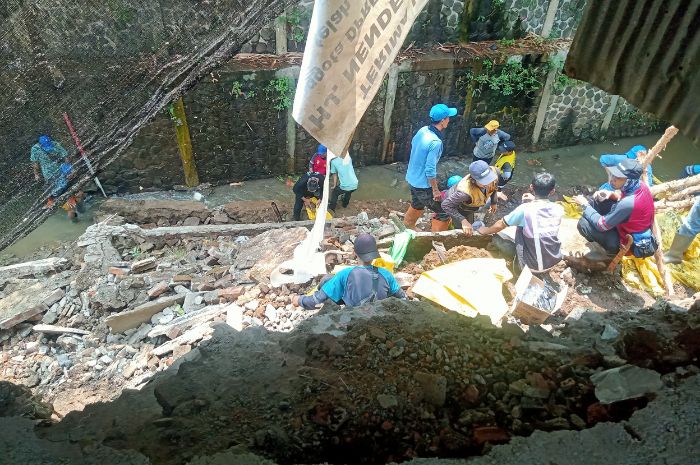 Kirmir Kali Cipamokolan Bandung Longsor, Seorang Pemancing Meninggal Dunia jadi Korban