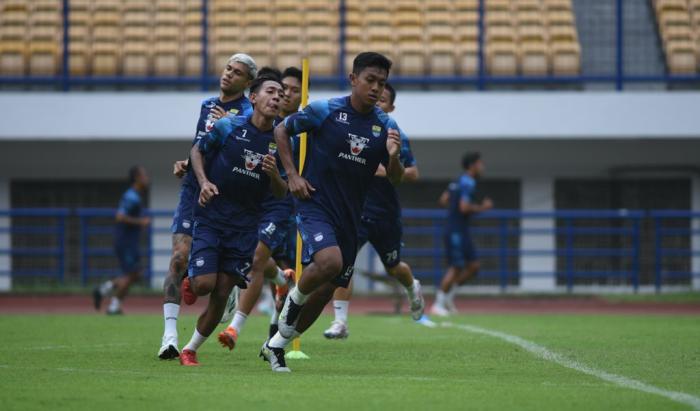 Pelatih Persib Wajarkan Febri Hariyadi Belum Perlihatkan Performa Terbaik