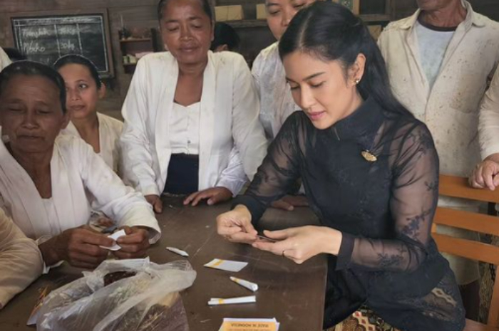 Totalitas! Dian Sastro Belajar Ngelinting selama Syuting Serial Film Gadis Kretek