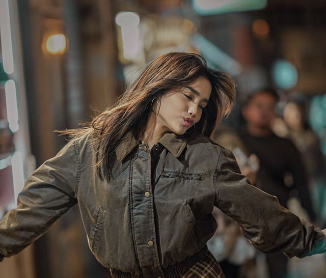 Waduh! Beredar Video Fuji Cium Pipi Supir Vanessa Angel, Tuai Cibiran Warganet