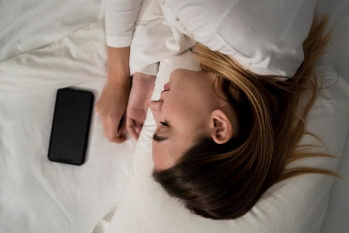 Bahaya! Ini yang Terjadi Jika Anda Menyimpan Handphone Dekat Kepala Saat Tidur, Bisa Ganggu Kerja Otak!