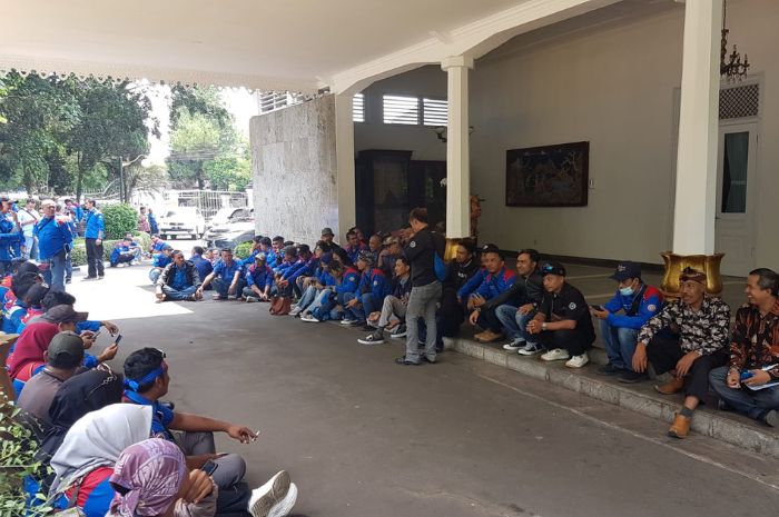 Ratusan Buruh Geruduk Pendopo Sukabumi, Ada Apa?