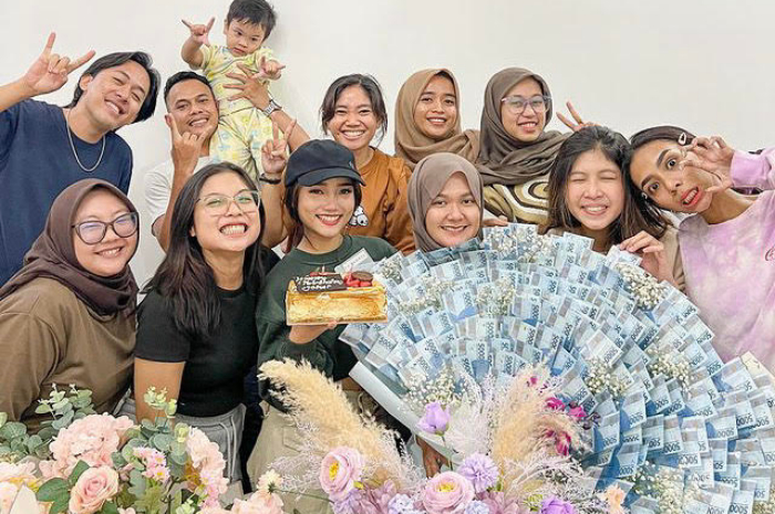 Fuji Utami Rayakan Ulang Tahun Karyawannya dan Beri Kado Mewah, Ini Kata Warganet