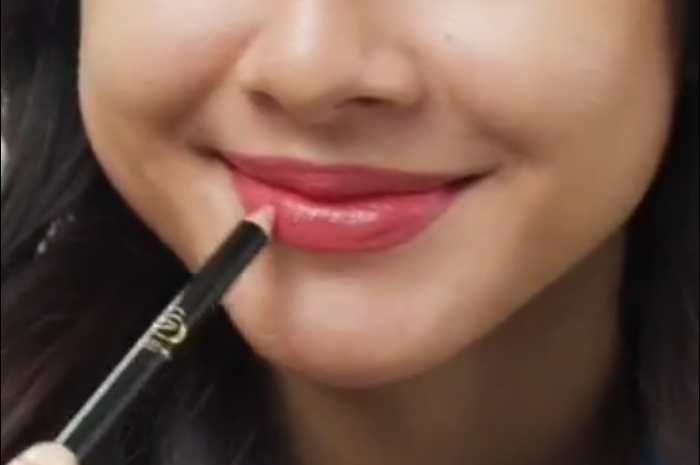 Tanpa Harus Operasi, Ini Dia Beberapa Trik Make Up Agar Bibir Terlihat Plumpy