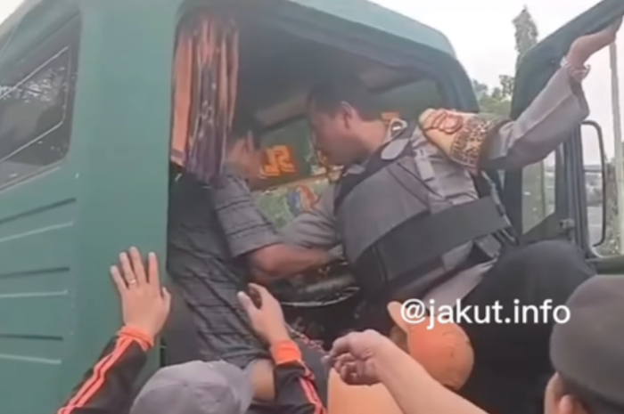 Salut! Polisi Tolong Sopir Truk Kontainer yang Pingsan di Jakut, Netizen: Terima Kasih Orang Baik