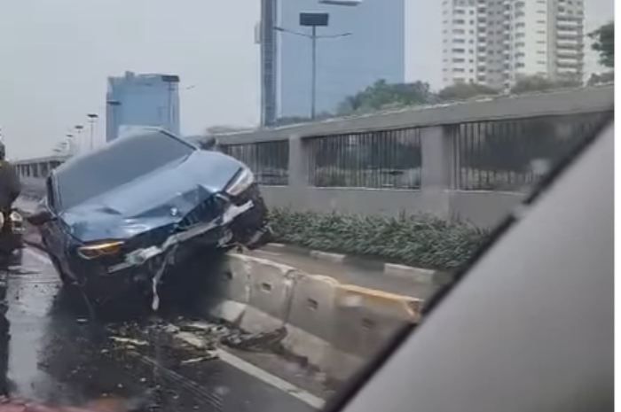 Alami Kecelakaan di Wilayah Jakarta, Mobil BMW Seharga 2 Miliar Berhenti di Atas Pembatas Jalan