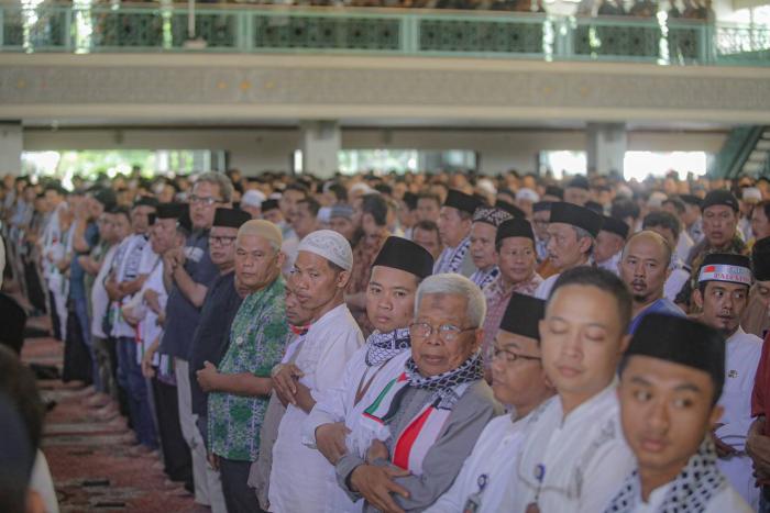 Ribuan Warga Kota Bandung Laksanakan Sholat Istighosah dan Ghaib