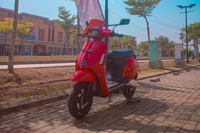 Tampil Elegan Mirip Vespa Sprint, Motor Listrik Viar EV1 Tawarkan Harga Murah dan Performa Gahar