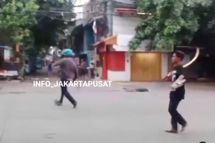 Viral, Pemuda Bersajam Saling Serang di Jakarta Pusat