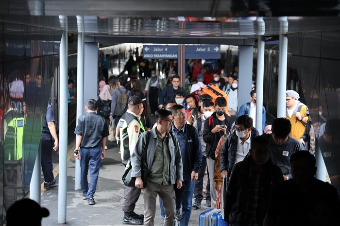 Nataru 2023-2024: Puluhan Ribu Orang Bertolak dari Bandung Gunakan Kereta