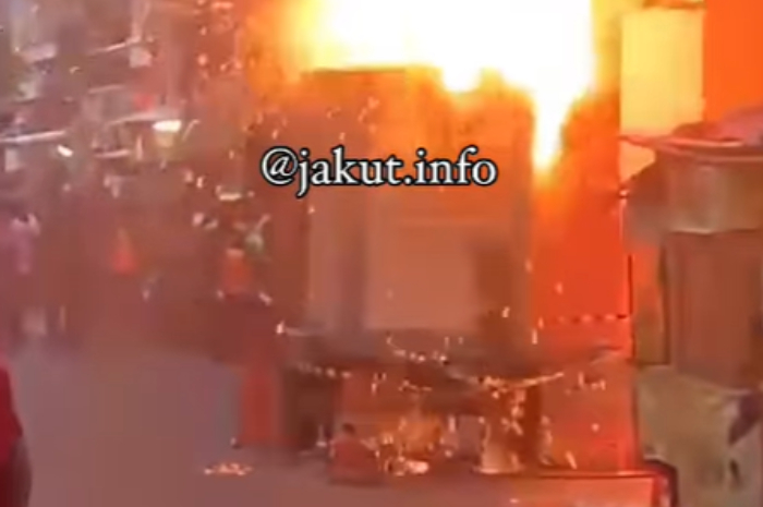  Detik-detik Unit Gardu Bergerak Meledak Terekam Video Amatir Warga, Hanguskan Puluhan Rumah di Muara Angke
