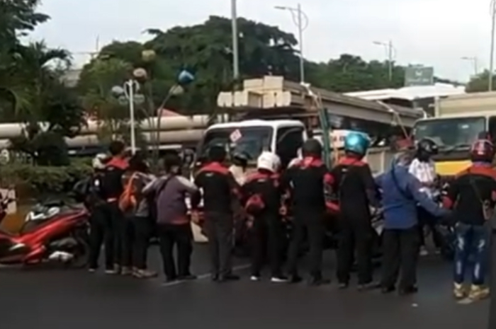 Beredar Video Aksi Buruh Blokade Ruas Jalan di Jalan Utama Cikarang Barat-Bekasi, Dibubarkan Polisi