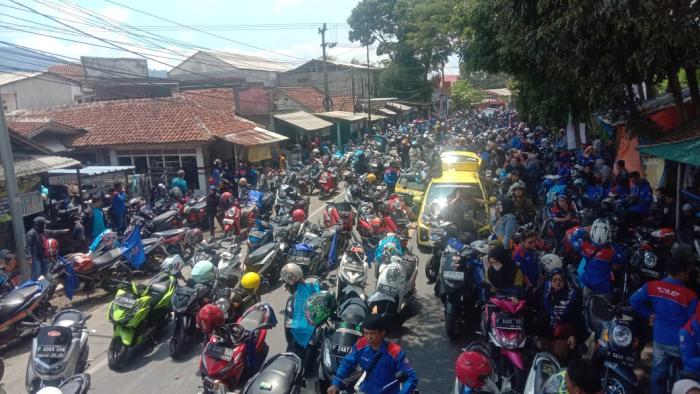  HARI INI, Tuntut UMK NAIK, Ribuan Buruh Tutup Akses Jalur Nasional Sukabumi-Cianjur Hingga Macet Total