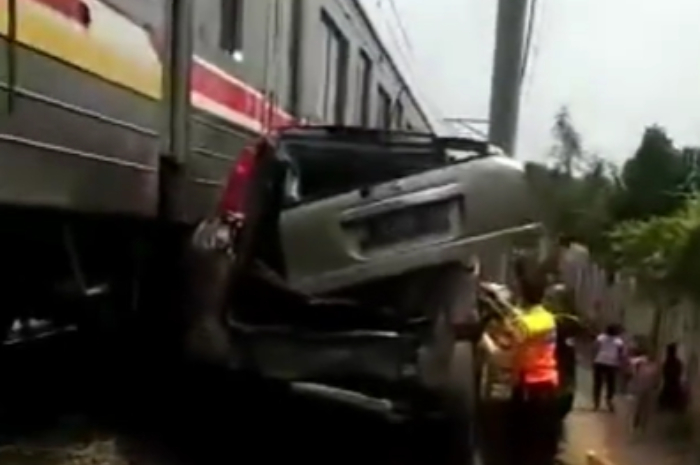 Usai Menabrak Pejalan Kaki, Mobil Ini Tertabrak Kereta KRL Hingga Ringsek di Jakarta Barat