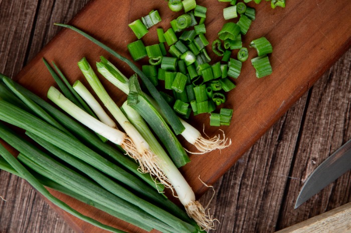Cuma Jadi Bahan Makanan? Bukan, Daun Bawang Juga Berperan Jaga Kesehatan Tubuh!