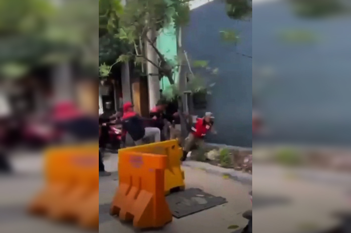 Petugas Satpol PP Ditendang Hingga Terjungkal Saat Demo Buruh, Tuai Pro dan Kontra Warganet