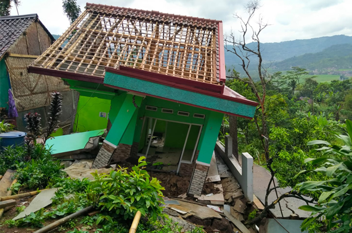 Rumah Ambruk Akibat Pergerakan Tanah di Cireunghas Sukabumi