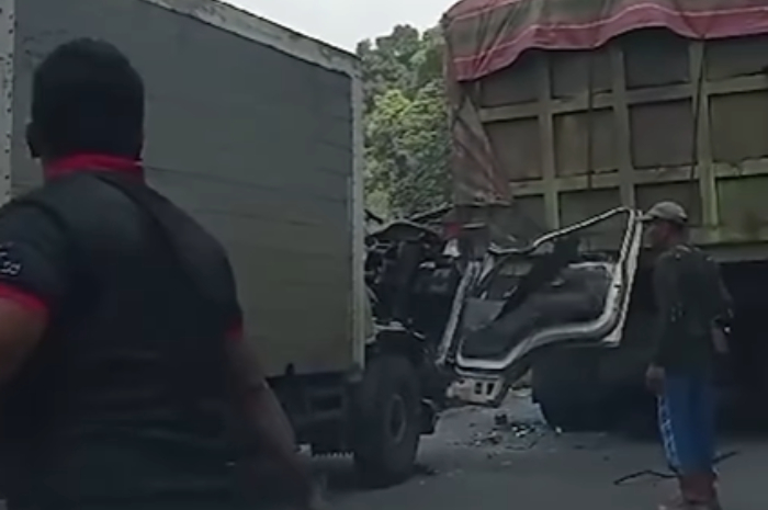 Mengerikan, Detik-Detik Mobil Boks Tabrak Truk di Padang, Sopir Sempat Terjepit!