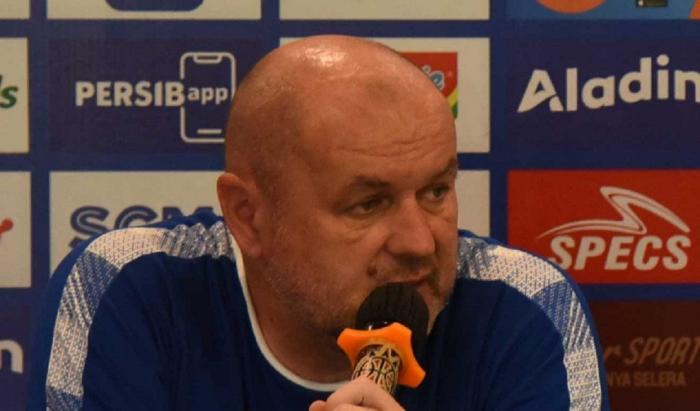 Pelatih Persib Bandung Buka Suara soal Peluang Debut Kevin Ray Mendoza dan Stefano Beltrame