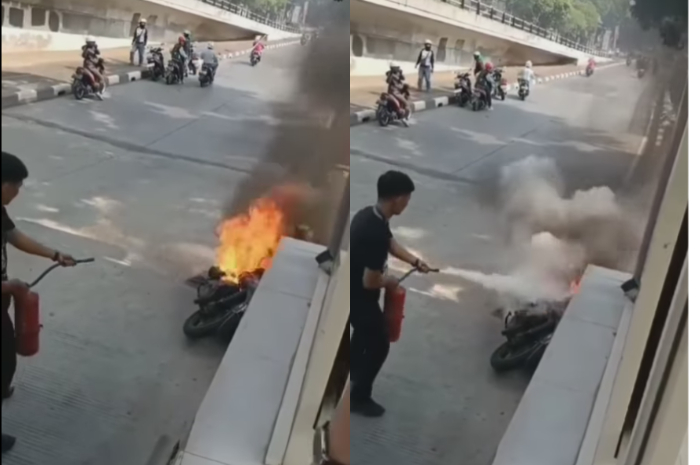  Heboh! Sebuah Motor Terbakar di Halte Transjakarta Jakarta, Petugas Langsung Sigap Padamkan Api