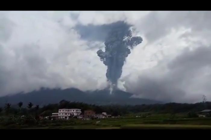Status Waspada, Gunung Marapi Sumbar Erupsi saat 70 Pendaki Berada di Puncak, Sebagian Sudah Dievakuasi