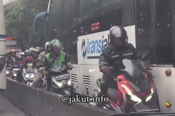 Takut Ditilang, Puluhan Pemotor Nekat Melawan Arus di Jalur TransJakarta