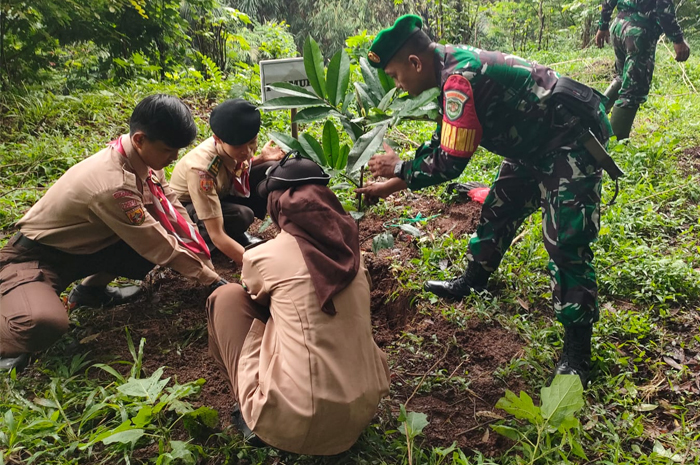 Prajurit Kodim 0607 Kota Sukabumi Tanam Pohon di Lahan Kritis Rawan Longsor
