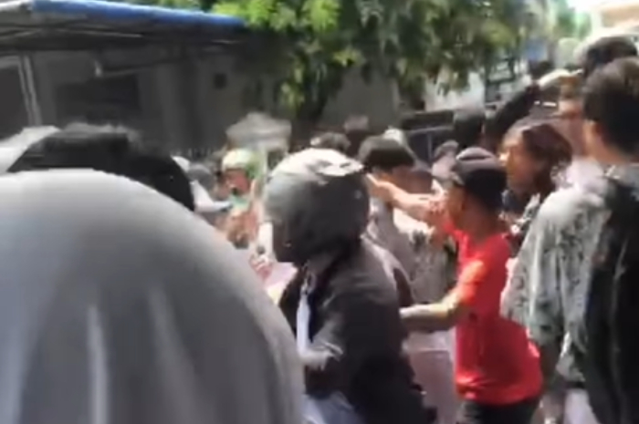Diduga Tabrak Pemotor, Seorang Sopir Mobil Pick Up di Jakarta Utara Diamuk Massa