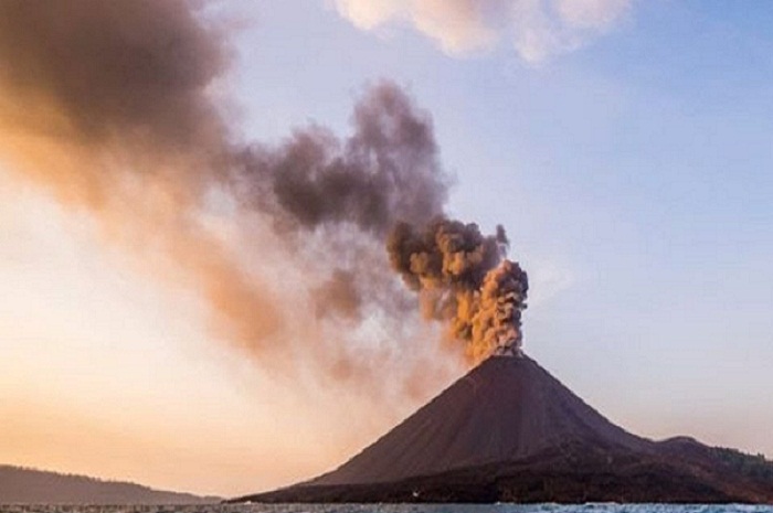 Gunung Anak Krakatau Bergemuruh Lagi, Muntahkan Awan Panas 1.000 Meter