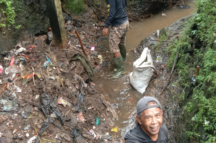 Warga Mulai Bersih-Bersih Sungai, Banjir Puluhan Tahun di Kampung Selaawi Sukabumi Berdampak Kerugian Besar