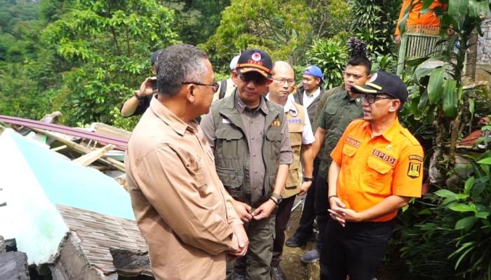 Kepala BNPB Tinjau Lokasi Bencana Pergerakan Tanah di Cireunghas Sukabumi, Tawarkan Relokasi