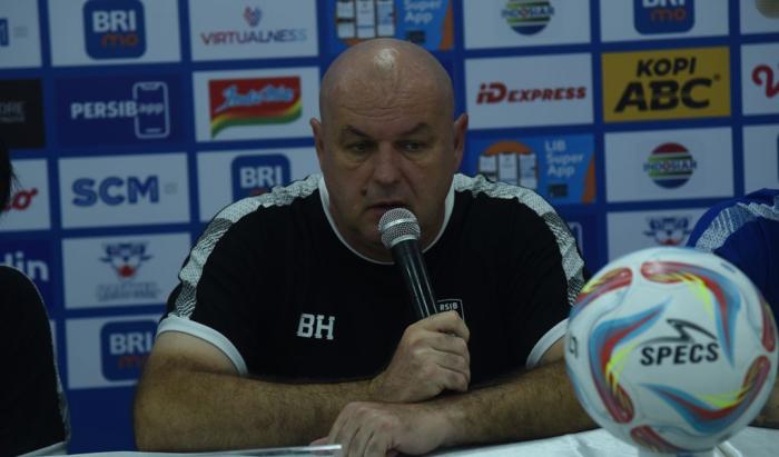Kebobolan Dua Gol, Bojan Enggan Berkomentar Banyak Soal Kevin Ray Mendoza kala Persib Ditaklukan Persik