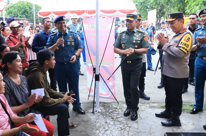 Wujudkan Pemilu Damai, Panglima TNI dan Kapolri Gelar Bhakti Sosial dan Bhakti Kesehatan di Papua